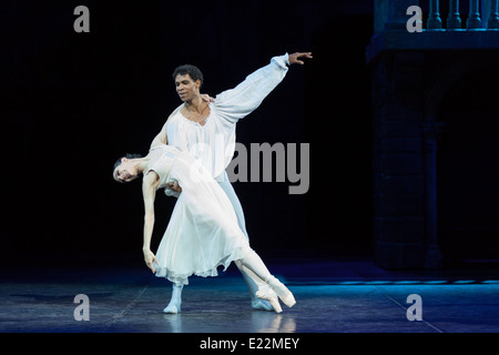 Tamara Rojo e Carlos Acosta esecuzione di Derek Dean's Romeo & Juliet presso la Royal Albert Hall di Londra Foto Stock