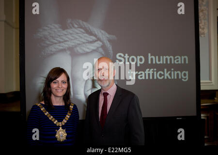 Belfast Regno Unito, 13 giugno 2014. Lord Mayor Nichola Padre Mallon ha con il Ministro della giustizia, David Ford una promozione di iniziativa globale per combattere la tratta di esseri umani (dono) circa il traffico di esseri umani in Irlanda del Nord Credit: Bonzo Alamy/Live News Foto Stock