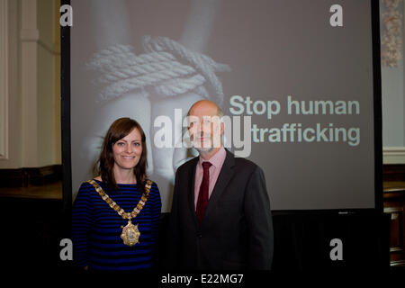 Belfast Regno Unito, 13 giugno 2014. Lord Mayor Nichola Padre Mallon ha con il Ministro della giustizia, David Ford una promozione di iniziativa globale per combattere la tratta di esseri umani (dono) circa il traffico di esseri umani in Irlanda del Nord Credit: Bonzo Alamy/Live News Foto Stock