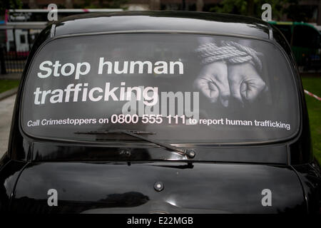 Belfast Regno Unito, 13 giugno 2014. Un taxi nero promuovere la consapevolezza circa il traffico di esseri umani in Irlanda del Nord Credit: Bonzo Alamy/Live News Foto Stock