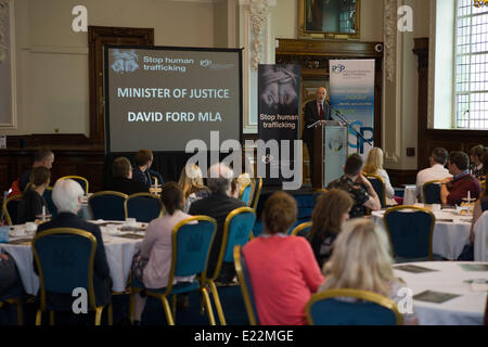 Belfast Regno Unito, 13 giugno 2014. Il Ministro della giustizia, David Ford la sensibilizzazione circa la tratta di esseri umani in Irlanda del Nord Credit: Bonzo Alamy/Live News Foto Stock