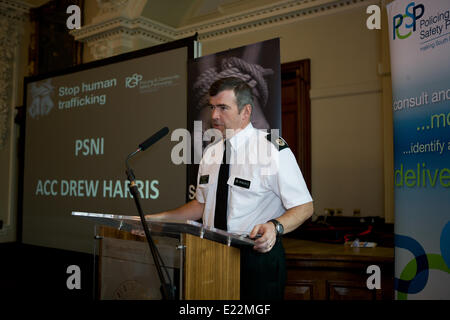 Belfast Regno Unito, 13 giugno 2014. Assistant CHIEF CONSTABLE HA ATTIRATO Harris ha detto la sensibilizzazione circa la tratta di esseri umani in Irlanda del Nord Credit: Bonzo Alamy/Live News Foto Stock