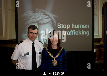 Belfast Regno Unito, 13 giugno 2014. Assistant CHIEF CONSTABLE HA ATTIRATO Harris con Lord Mayor Nichola Padre Mallon ha la promozione di iniziativa globale per combattere la tratta di esseri umani (dono) circa il traffico di esseri umani in Irlanda del Nord Credit: Bonzo Alamy/Live News Foto Stock