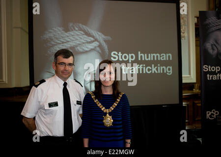 Belfast Regno Unito, 13 giugno 2014. Assistant CHIEF CONSTABLE HA ATTIRATO Harris con Lord Mayor Nichola Padre Mallon ha la promozione di iniziativa globale per combattere la tratta di esseri umani (dono) circa il traffico di esseri umani in Irlanda del Nord Credit: Bonzo Alamy/Live News Foto Stock