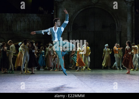 Yonah Acosta come Mercution in Derek Dean's Romeo & Juliet presso la Royal Albert Hall di Londra Foto Stock