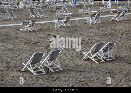 Tipico italiano sedie da spiaggia in Viareggio, uno dei più conosciuti estate vacanza italiana spot Foto Stock