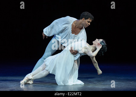 Tamara Rojo e Carlos Acosta esecuzione di Derek Dean's Romeo & Juliet presso la Royal Albert Hall di Londra Foto Stock