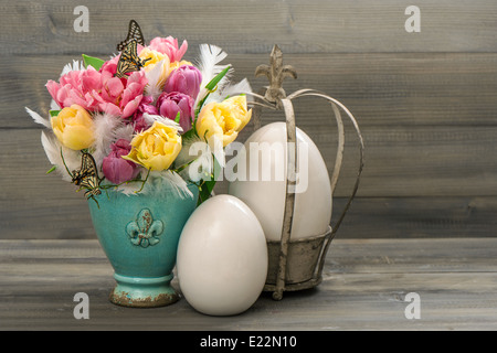 Tulip fiori con vintage uova di pasqua decorazione in stile retrò tonica foto Foto Stock