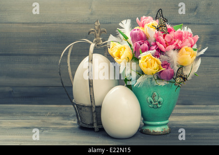 Tulip fiori retrò con le uova di pasqua di decorazione in stile vintage tonica foto Foto Stock