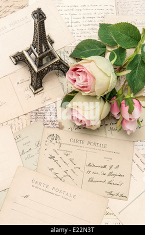 Rose, francese antico di cartoline e souvenir Torre Eiffel di Parigi. nostalgico sfondo sentimentale Foto Stock