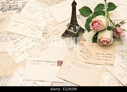 Rose, francese antico di cartoline e souvenir Torre Eiffel di Parigi. nostalgico sfondo sentimentale Foto Stock