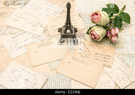 Rose, francese antico di cartoline e souvenir Torre Eiffel di Parigi. nostalgico sfondo romantico Foto Stock