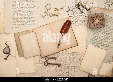 Vintage accessori scrittura, vecchi giornali, lettere e chiavi. documenti e manoscritti Foto Stock