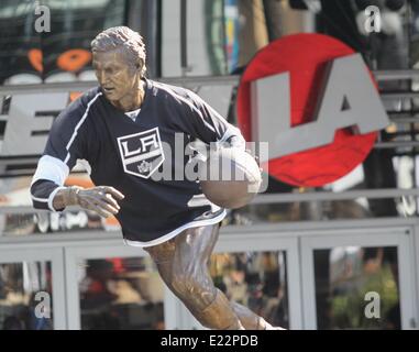 Los Angeles, California, USA. Xiii Giugno, 2014. A Los Angeles Kings jersey è indossato sulla statua di bronzo di Jerry West davanti a Staples Center prima che il gioco 5 del NHL Hockey finali della Coppa di Stanley, Venerdì, 13 giugno 2014 a Los Angeles. Credito: Ringo Chiu/ZUMAPRESS.com/Alamy Live News Foto Stock