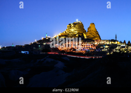 Uchisar e il villaggio di Cappadocia, Turchia Foto Stock