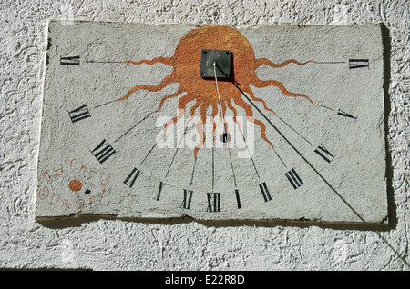 Antica meridiana con i segni dello zodiaco sul muro bianco, Germania Foto Stock