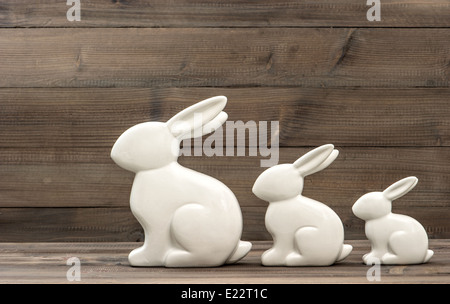 Simpatico coniglietto di pasqua la famiglia sul legno rustico sfondo. vintage tonica foto Foto Stock