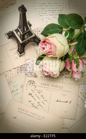 Rose, francese antico di cartoline e souvenir Torre Eiffel di Parigi. nostalgico sfondo sentimentale. Foto Stock