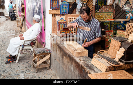 Un tradizionale laboratorio di ebanisteria sul posto el-Nejjarine nella Medina di Fez, in Marocco. Foto Stock