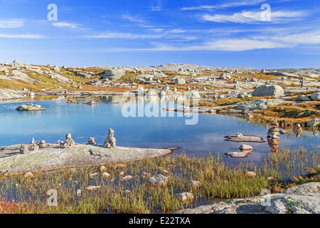 Bellissima vista del piccolo lago in Rogaland county, Norvegia. Foto Stock