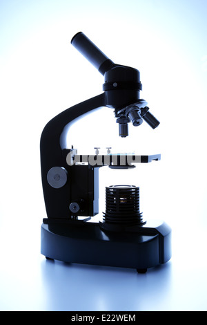 Microscopio monoculare con la propria sorgente di luce Foto Stock