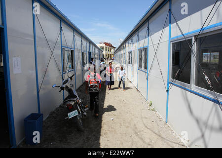 Giugno 11, 2014 - Tacloban, Filippine - gli studenti a piedi intorno ad un improvvisato edificio scolastico a San Jose Central School, Tacloban City il 11 giugno 2014. Il 8 novembre 2013, Haiyan, uno dei più potenti typhoon mai a colpire paese devastato Eastern Visayas lasciando migliaia di morti e di sfollati. Secondo le stime del governo 16 milioni di persone sono state colpite dal tifone, con 6.300 riportati morti e migliaia di più manca. Alloggiamento e mezzi di sostentamento sono tra le gravi sfide nel processo di riabilitazione in Haiyan-aree colpite sette mesi dopo il disastro. (Credito Immagine: © Mark Cristino/Nur Foto Stock