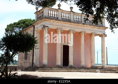 Neo tempio classico nei giardini del Castello di Donnafugata al di fuori di Ragusa Foto Stock