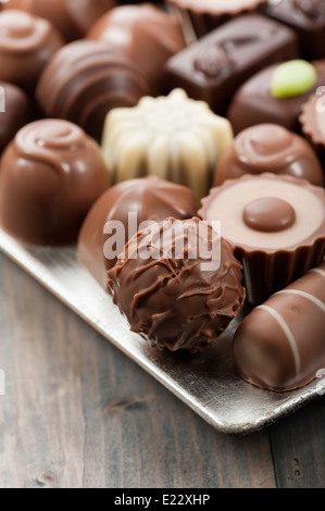 Cioccolatini assortiti pasticceria sul vassoio d'argento Foto Stock