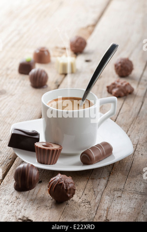 Cioccolatini assortiti pasticceria con tazza di caffè Foto Stock