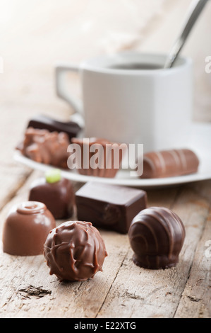 Cioccolatini assortiti pasticceria con tazza di caffè Foto Stock