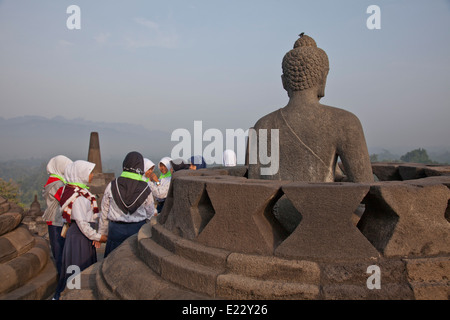 Ragazze musulmane di visitare gli antichi Borobudur tempio Buddista vicino a Yogyakarta, Indonesia Foto Stock