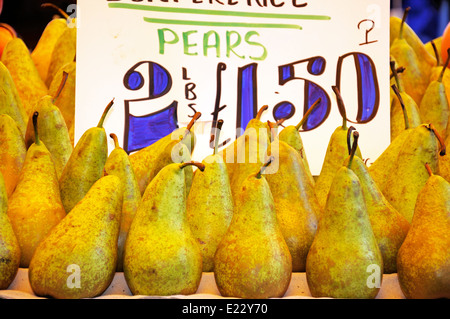 Le pere in vendita presso il mercato del sabato, il Tamworth, Staffordshire, Regno Unito, Europa occidentale. Foto Stock