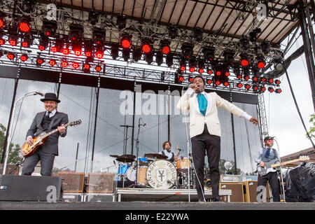 Manchester, Tennessee, Stati Uniti d'America. Xiii Giugno, 2014. Vintage Trouble eseguire live al 2014 Bonnaroo Music e Arts Festival di Manchester, Tennessee Credito: Daniel DeSlover/ZUMAPRESS.com/Alamy Live News Foto Stock