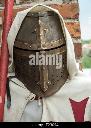 Ferro medievale del cavaliere del casco burgonet Foto Stock