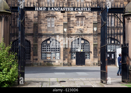 Segno di ingresso a Sua Maestà della prigione di Lancaster Castle, il parco del castello di Lancashire England Regno Unito Foto Stock