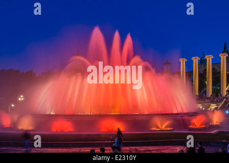 Luce notturna spettacolo presso la Fontana Magica o Font Magica, Barcellona, in Catalogna, Spagna Foto Stock