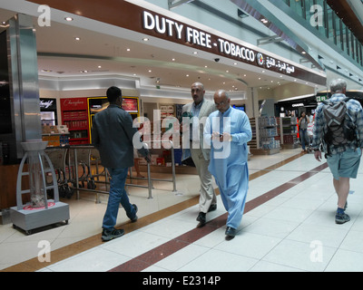 Negozio di tabacco duty free all'interno dell'Aeroporto Internazionale di Dubai (DXB), Emirati Arabi Uniti, con esposizione di sigarette e sigari in vendita ai viaggiatori internazionali Foto Stock