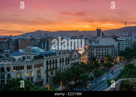 Vista superiore al tramonto sul Passeig de Gracia con Casa Battlo e Casa Amatller, Barcellona, in Catalogna, Spagna Foto Stock