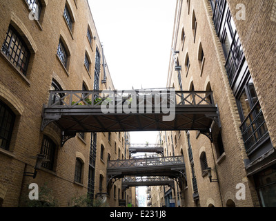 Guardando verso il basso Shad Southwark Street Londra Inghilterra. Guardando il cielo e portali di collegamento magazzini convertito Foto Stock