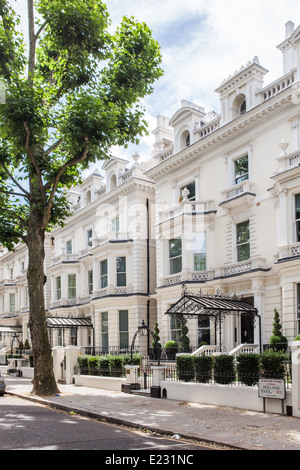 Stucco di grandi dimensioni a vetrina case in Holland Park, West London Foto Stock