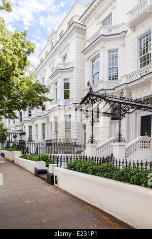 Stucco di grandi dimensioni a vetrina case in Holland Park, West London Foto Stock