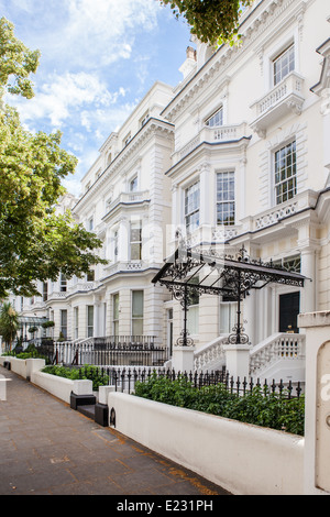 Stucco di grandi dimensioni a vetrina case in Holland Park, West London Foto Stock