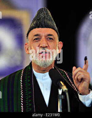 Il Presidente afgano Hamid Karzai parla con i giornalisti dopo la fusione il suo voto nel ballottaggio presidenziale elezioni giugno 14, 2014 a Kabul, Afghanistan. Gli afgani scegliere un nuovo presidente in un ballottaggio per sostituire il leader uscente Hamid Karzai. Foto Stock