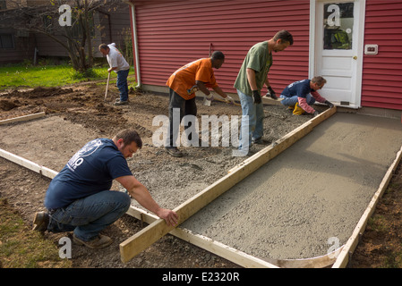 Lavoratori di cemento di livellamento in Rochester NY Foto Stock