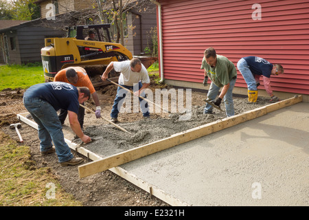 Lavoratori di cemento di livellamento in Rochester NY Foto Stock