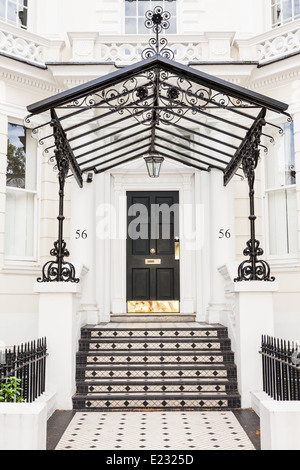 Una grande entrata a stucco di grandi dimensioni una facciata di casa a Holland Park, West London Foto Stock