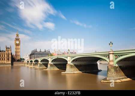 Una lunga esposizione del panorama delle case del Parlamento a Londra con il blu del cielo e il Westminster Bridge a destra. Foto Stock