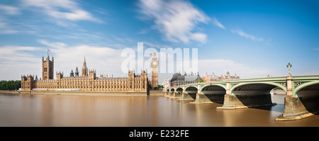 Una lunga esposizione del panorama delle case del Parlamento a Londra con il blu del cielo e il Westminster Bridge a destra. Foto Stock