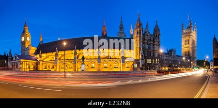 Una lunga esposizione night shot del case del Parlamento a Londra con il cielo blu e una strada in primo piano come panorama. Foto Stock