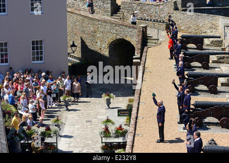 Castle Cornet, St. Peter Port Guernsey, Isole del Canale. 14 giugno 2014. Una pistola 21 Omaggio a mezzogiorno inaugura il compleanno della Regina. Le pistole sono presidiati da personale volontario e il locale combinato forza Cadet montare una guardia d'onore. L'isola di Guernsey è una dipendenza della Corona Britannica e ogni anno si apre tutti i suoi musei al pubblico gratuitamente per l'occasione. Credito: Robert Smith/Alamy Live News Foto Stock